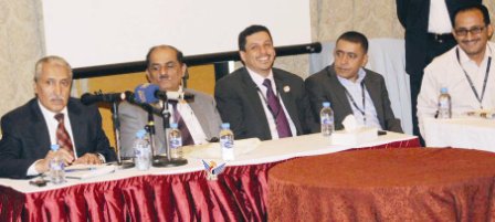 وزير الداخلية لدى حضوره جانبا من اجتماع فريق القضية الجنوبية أمس